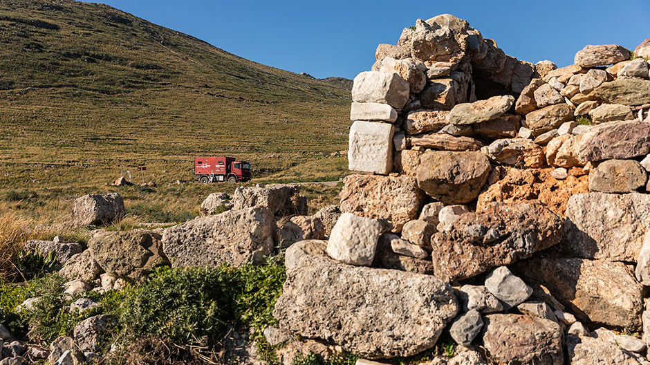 Na colina sobre a caverna encontram-se as ruínas de um templo de Poseidon, que lentamente vão sendo reconquistadas pela vegetação.