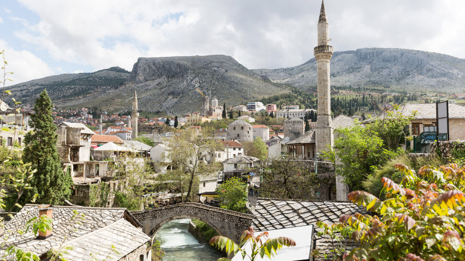 Pista de trineos, zocos y minarete: en Bosnia-Herzegovina, los Kammermann volvieron a tener la oportunidad de hacer turismo en abundancia, y de viajar por caminos muy estrechos.