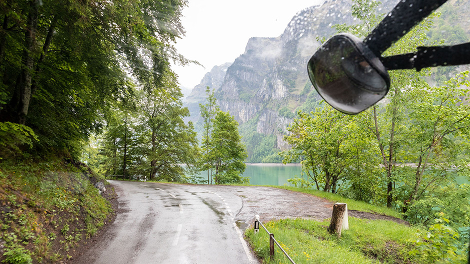 Preparación en las montañas suizas Desde abril, la pareja vive en su vehículo de aventura. Las fotografías son del encuentro con ellos junto al lago de Klöntal, en el cantón de Glaris.