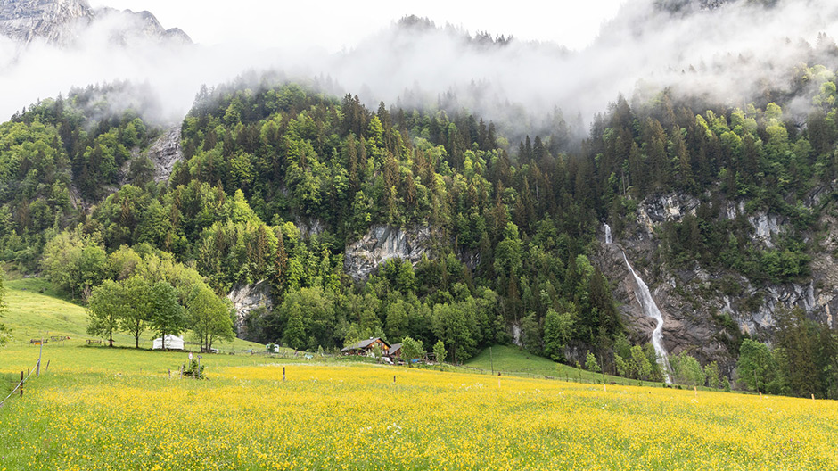 Voorbereiding in de Zwitserse bergen: al sinds april wonen de Kammermanns in hun expeditievoertuig. De foto's zijn gemaakt bij de ontmoeting met de twee aan de Klöntalersee in het Zwitserse kanton Glarus.