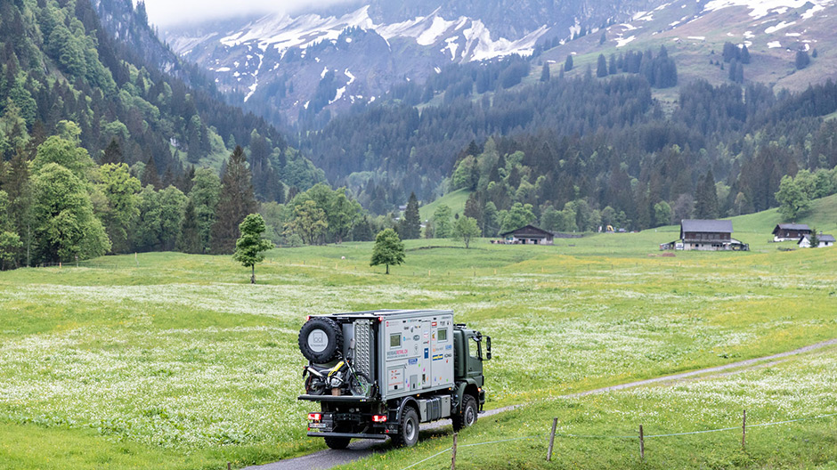 Forberedelse i de schweiziske bjerge: Kammermann-parret har allerede boet i ekspeditionskøretøjet siden april. Vi mødte dem ved søen Klöntalersee i kantonen Glarus.