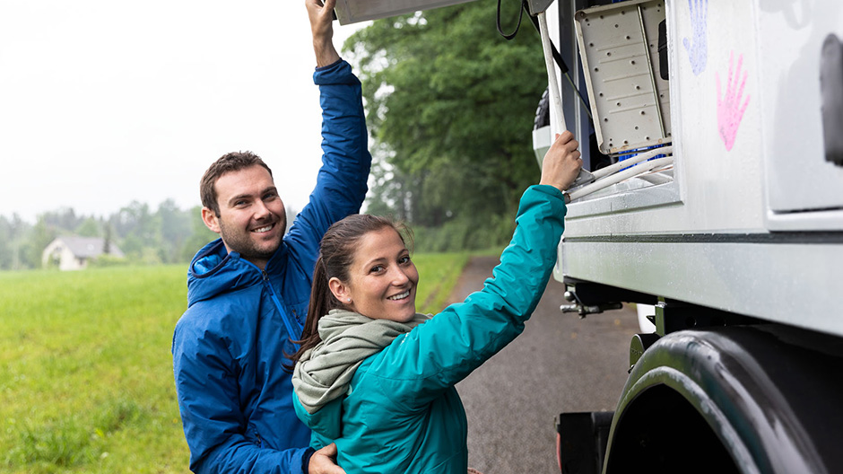 Superstark låda: I bodelen av sin expeditionshusbil har Andrea och Mike alla bekvämligheter – från den avancerade uppvärmningen och kylningen till teknik som kan regleras via surfplattan.
