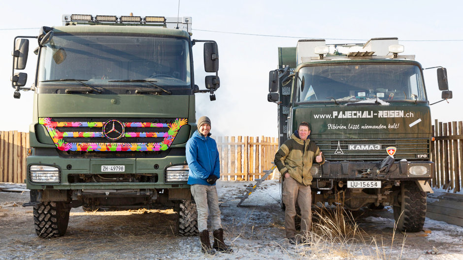 Šťastná náhoda a dobré silnice: Švýcar Lukas, který žije na Sibiři, velice dobře zná nákladní vozidla Mercedes-Benz. Po několika opravách pokračovali oba dobrodruzi opět plynule vpřed.