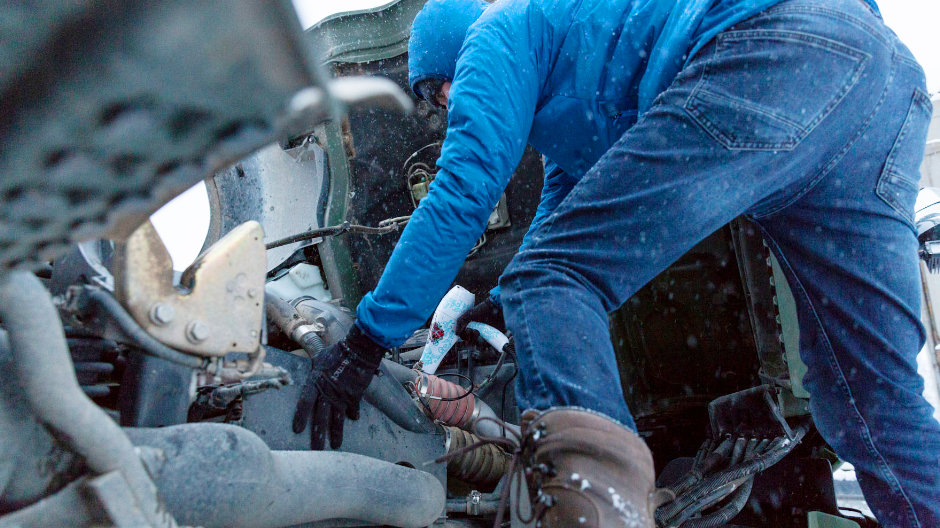 Un caso fortunato e strade in buona condizione: Lukas, uno svizzero che abita in Siberia, conosce alla perfezione i truck Mercedes-Benz. Dopo alcuni interventi di manutenzione, i due avventurieri hanno ripreso spediti la loro marcia.