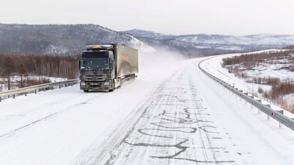Een gelukkig toeval en goede wegen: de in Siberië wonende Zwitser Lukas kent de Mercedes-Benz-trucks als geen ander. Na wat onderhoudswerken konden beide avonturiers hun reis verderzetten.