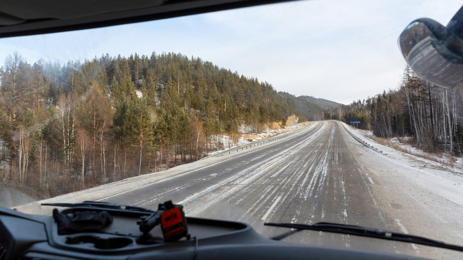 Glücklicher Zufall und gute Strassen: Der in Sibirien lebende Schweizer Lukas kennt sich bestens mit Mercedes-Benz Trucks aus. Nach einigen Wartungsarbeiten kamen die beiden Abenteurer wieder zügig voran.