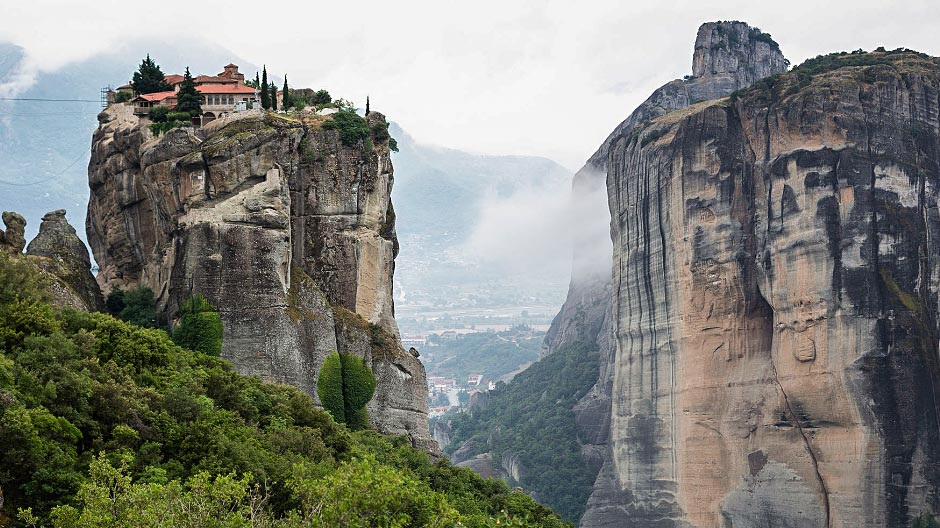 Uforglemmelige udsigter: Klostrene i Metéora, der er på UNESCO's liste over verdenskulturarv, begejstrede de to eventyrere ligesom det vilde landskab i Kroatien og Albanien. 