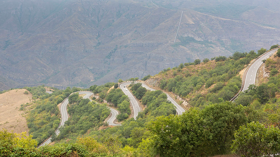 Kleinere wegen, grotere avonturen: in Iran en het verder naar het noorden gelegen Armenië en Georgië houden de avonturiers zich over grote afstanden verre van de hoofdwegen.