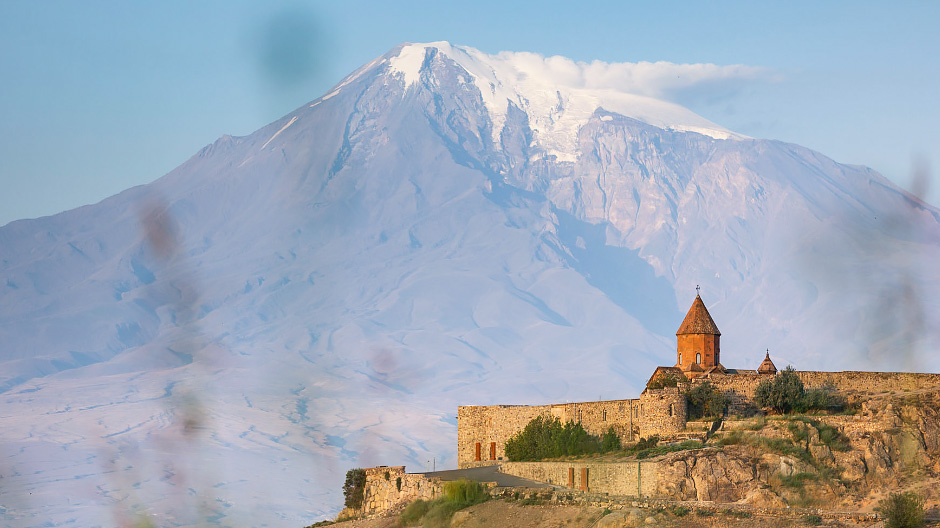 Orizzonti ampi, costruzioni storiche: il Caucaso a volte ricorda ai Kammermann la loro Svizzera, ma al tempo stesso si dimostra un mondo del tutto nuovo.
