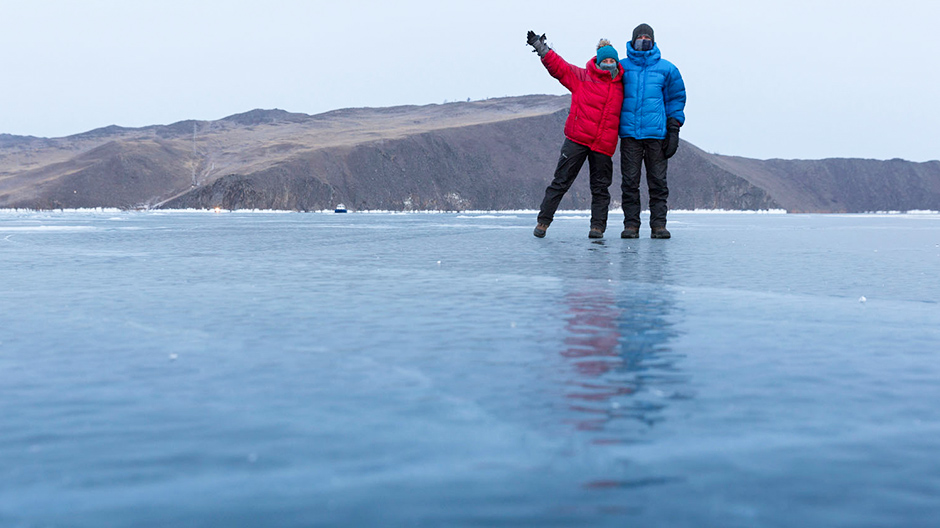 Gheață albastră strălucitoare – și un ajutor de nădejde: Când trebuie ceva decongelat în iarna siberiană, cuplul Kammermann pune mâna pe foen.