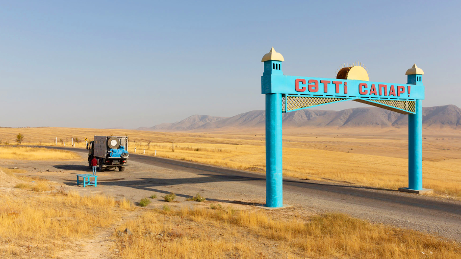 'Goede reis' – te lezen op het bord in Kazachstan: In het op acht na grootste land van de wereld bezochten de twee avonturiers fascinerende antieke plaatsen en reden over zenuwslopend slechte wegen.
