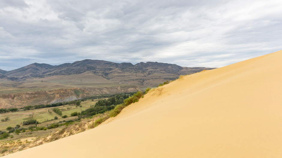 Una sorprendente emozione: i Kammermann salgono sulle dune di sabbia più alte d'Europa e ammirano l'immenso orizzonte del Mar Caspio – entrambi i luoghi si trovano nel Caucaso settentrionale in territorio russo.