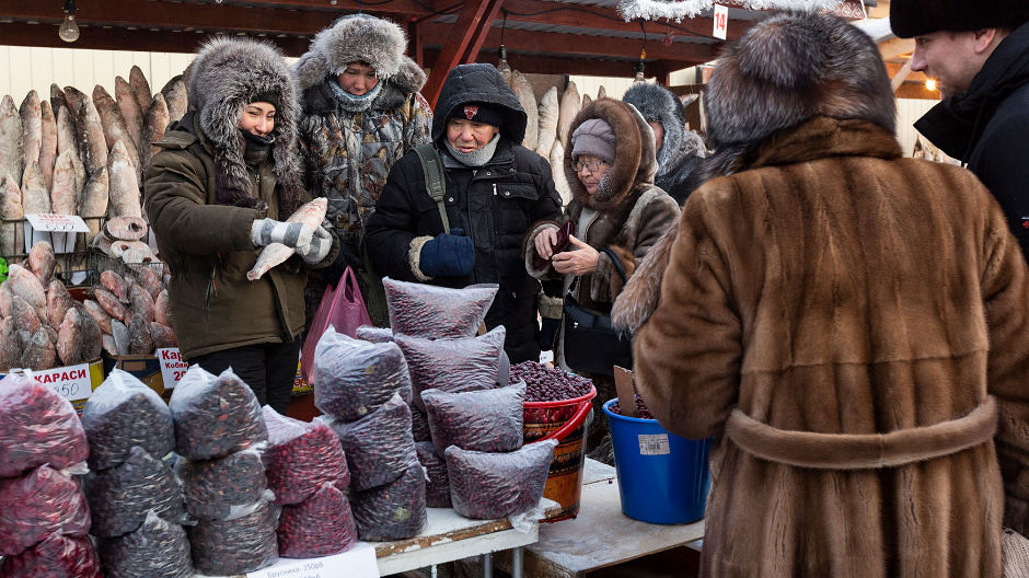 La amplia variedad del mercado de pescado de Yakutsk, ¡y al fin cobertura otra vez! En su camino hacia Oimiakón, los Kammermann pasaron semanas en la conocida zona de silencio.