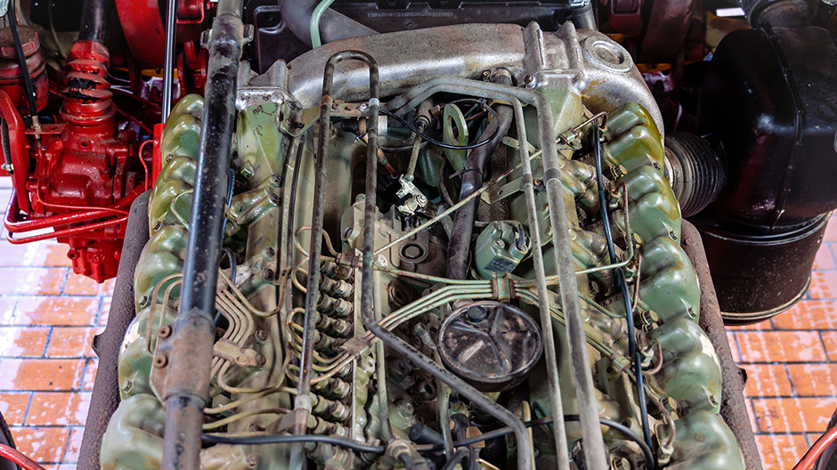 «Σχεδόν ένα έργο τέχνης.» Ο δεκακύλινδρος κινητήρας κυβισμού 18,3 λίτρων ενθουσιάζει τον Dennis Rekate.