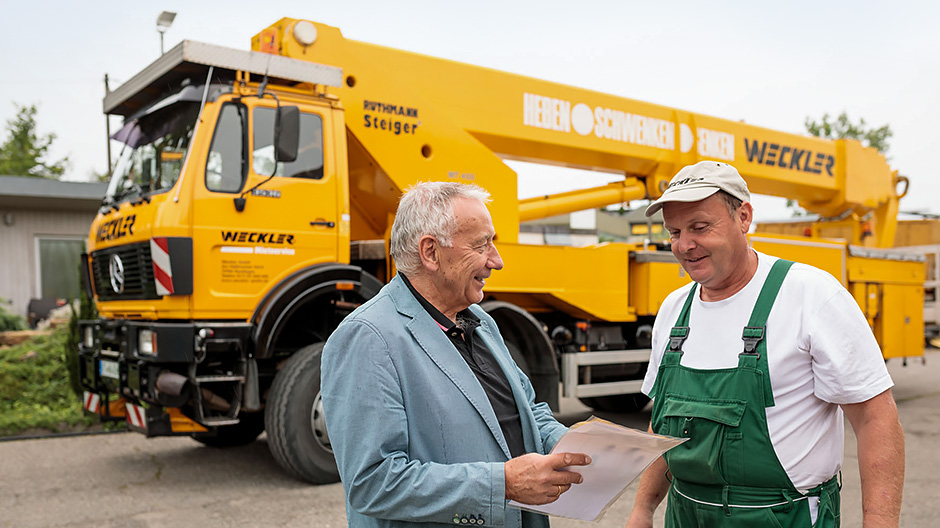 El fundador de empresa, Heinz Weckler, y su empleado Jochen Junger. El primer conductor del NG3536 desde hace 30 años.