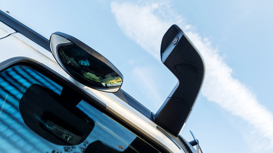 A visible innovation in the new Arocs: camera holders on roof frame replace the wing mirrors.