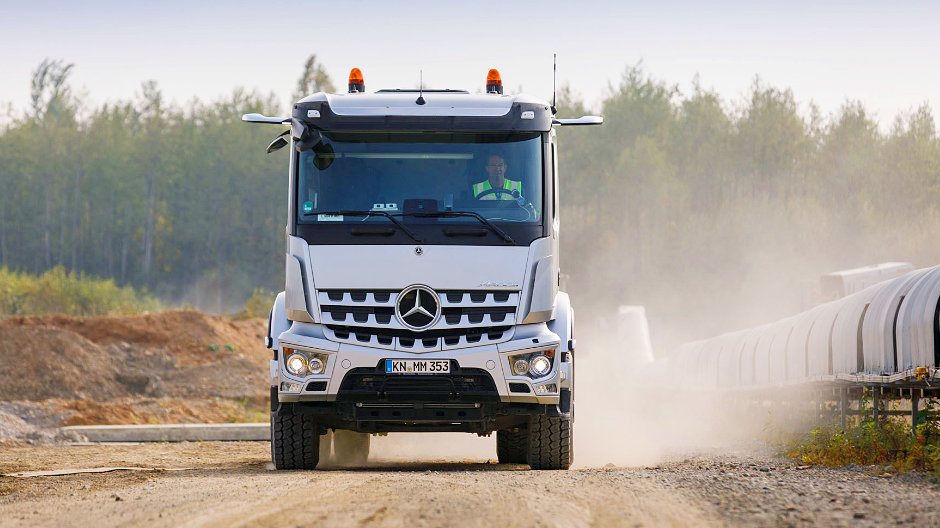 The new Arocs on a gravel road – as robust as ever and now with a quantum leap in innovative systems.