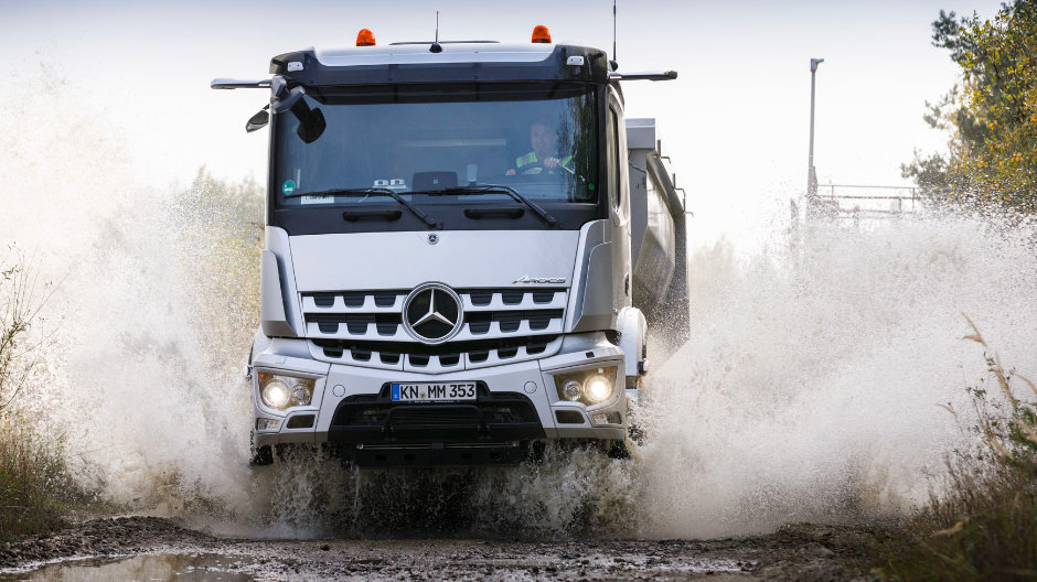 In difficult terrain at home – the new Arocs.