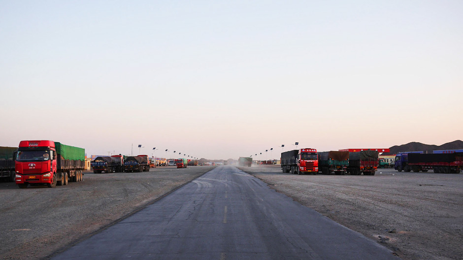 De nieuwe truckstops langs de snelweg zijn vaak nog niet open. De truckers overnachten op een onverhard terrein langs de oude provinciale weg.