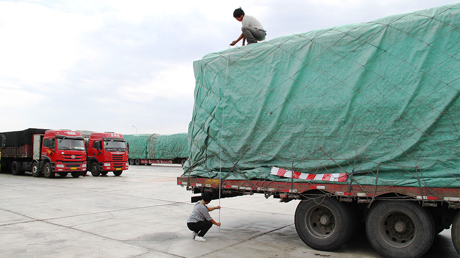 De truckstop bij Kumul in het westen van China.