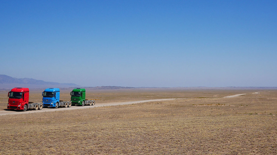 The vehicles disappear in thick dust on the sand track towards Almaty. The Charyn Canyon, the Grand Canyon of Kazakhstan, is impassable for the Actros.