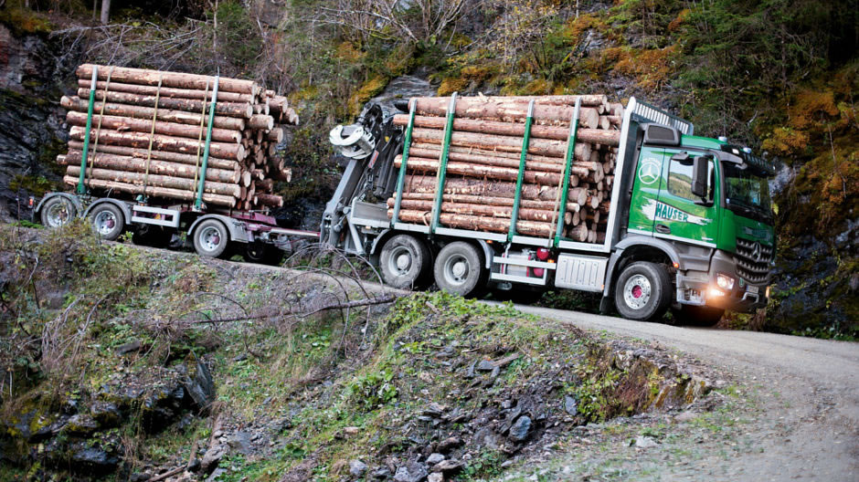 Mit 30 Festmetern Holz machen sich Hauser und sein Arocs auf den Weg zum Kunden.