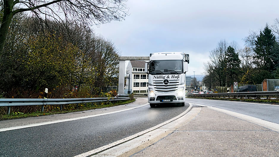 The Actros takes the slip road to the motorway. The 1851 swiftly accelerates up to 80 km/h.