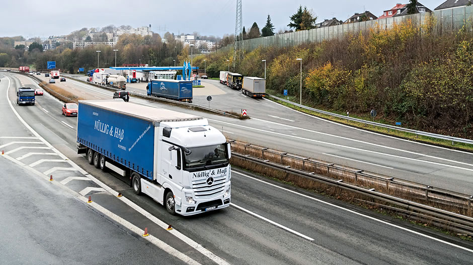 More dynamism despite lower consumption. On the motorway, the new OM 471 can demonstrate its fuel economy.