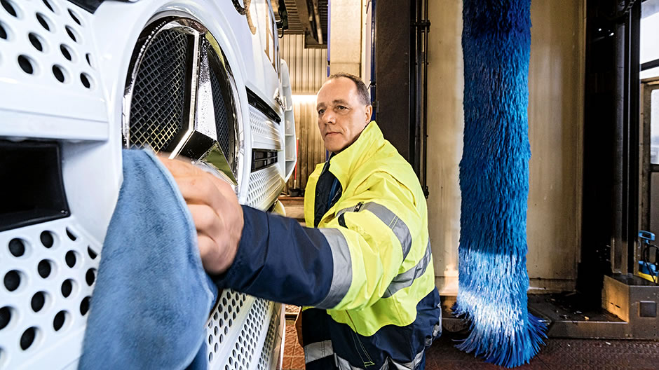 Prima di staccare dal lavoro bisogna passare all'impianto di lavaggio, per consentire al collega di ripartire con un autocarro in perfette condizioni.