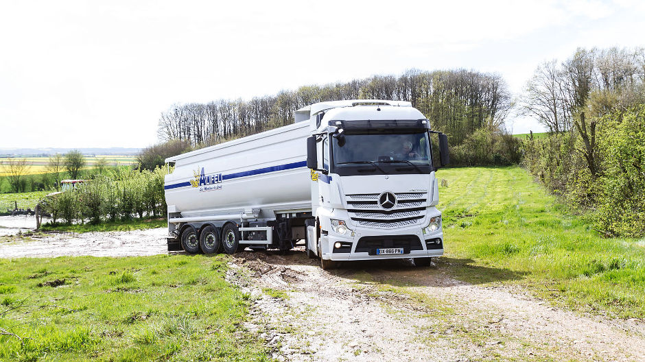 Thanks to its hydraulic auxiliary drive the Actros can successfully tackle the steepest gradients with ease.
