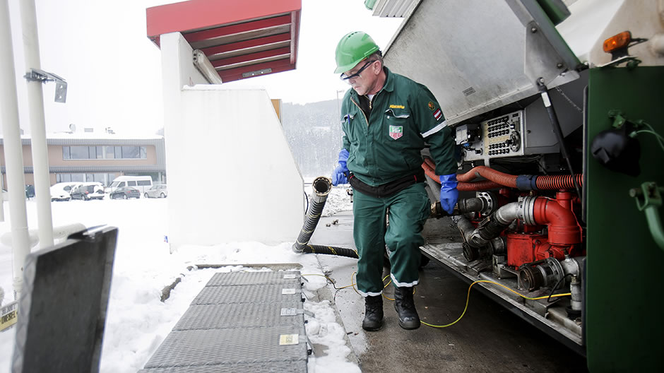 Gottfried Kübler har plats för 33 000 liter diesel i sin tankbil och levererar bränsle till tankställen för kunder som OMV, BP och Shell.