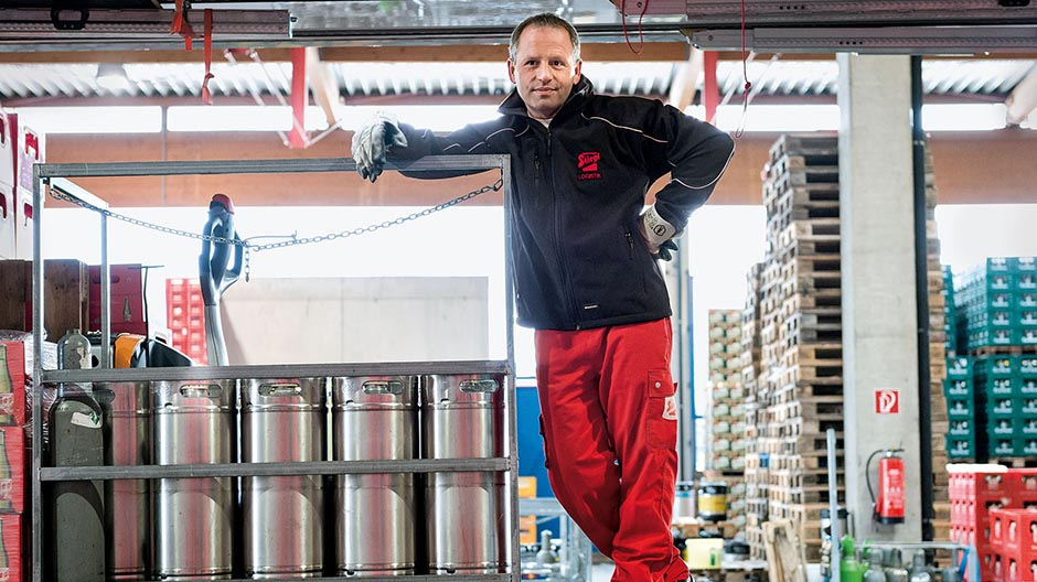 De chauffeurs van de Stiegl-brouwerij zorgen voor de klantenbinding. Ook Franz Sigl heeft door de jaren heen een nauwe vertrouwensband met zijn klanten opgebouwd. 