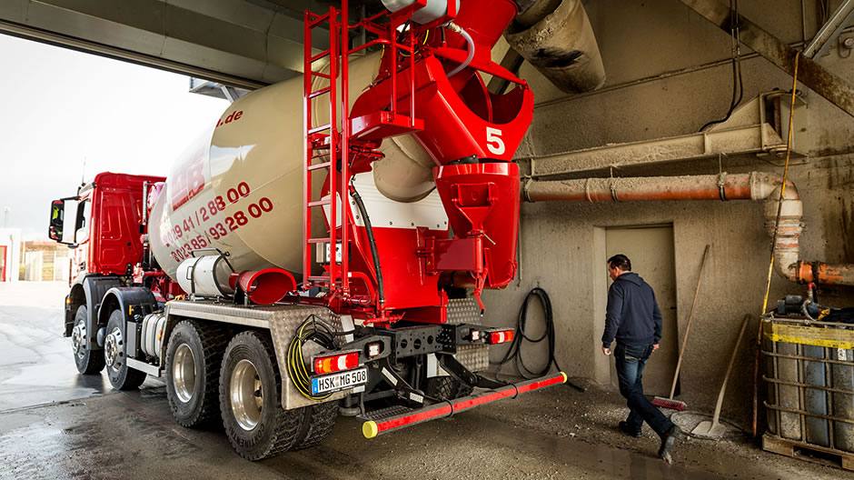Debut: the brand new Arocs concrete mixer is filled for the first time.