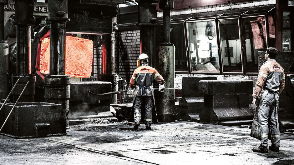 Altas temperaturas, impresionantes fuerzas de compresión —la prensa de forja produce enormes piezas de acero.