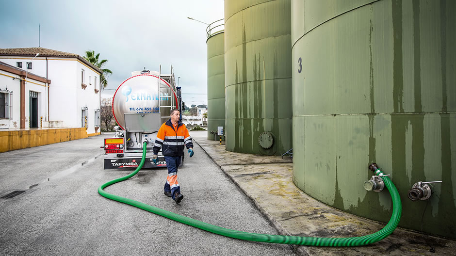 30 000 liter olijfolie stroomt de oplegger in. Francesco Fernandes (links) van het depot in Mengíbar helpt bij het aansluiten van de slang.