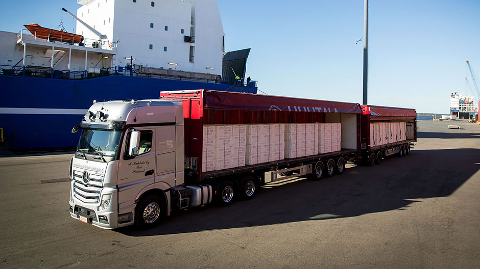 Näyttävä ilmestys – Actros 2663 kahdella puoliperävaunulla ja 76 tonnin kokonaispainolla.