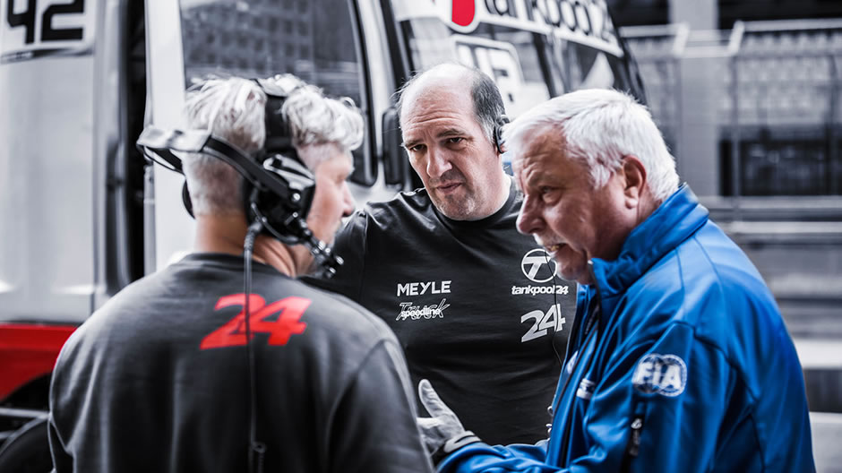 Markus Bauer (midden) en Stefan Honens (links) in gesprek met de raceleiding. "Als het regent, kan het met een koppel van 5500 Nm nog leuk worden"