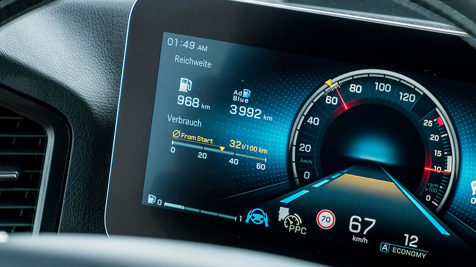 Niebieski symbol kierownicy i animacja drogi 3D wyświetlane na ekranie wskazują, że układ Active Drive Assist przejął kontrolę.