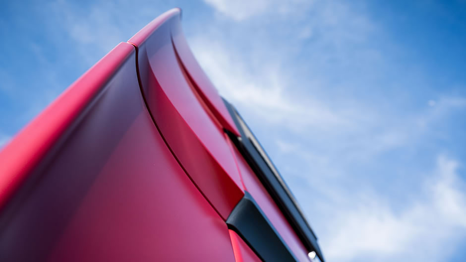 Concave cab side deflectors improve aerodynamic performance, which is also enhanced by newly implemented wind deflectors at the side windows. But the biggest effect in this area is certainly due to the new MirrorCams.