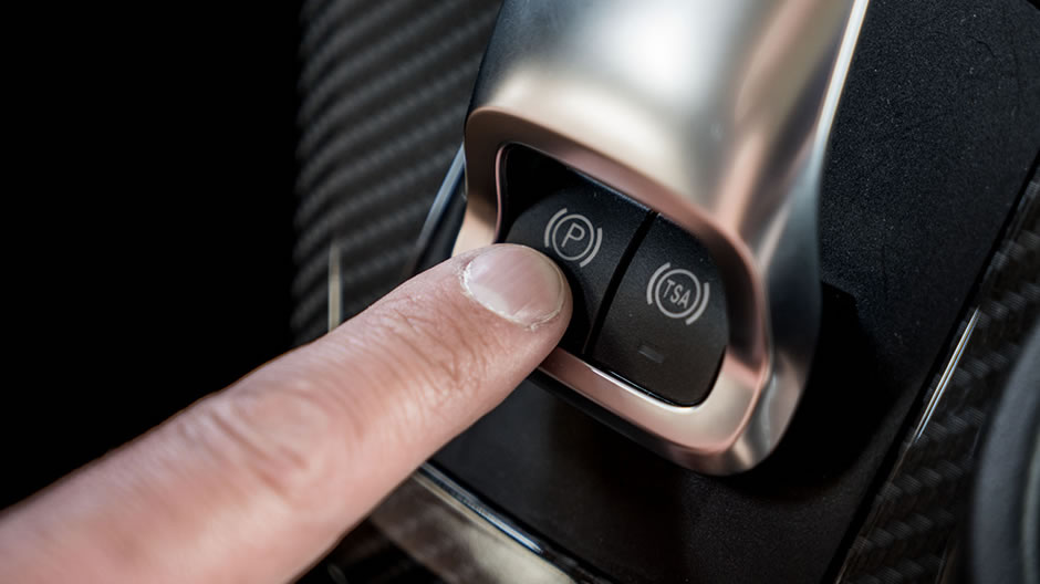 Safe and simple: the new electronic parking brake with its hold function.