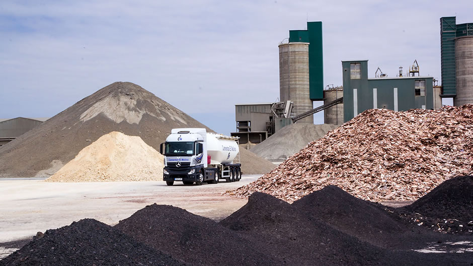 The yard at Cementos El Molino is dotted with mounds of limestone, slag and cement clinker, as well as gigantic silos – Joaquín and his Actros feel at home here.