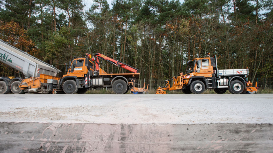 Powerful duo. A proven U 500, the embankment builder, followed by the new U 423, which compacts the material. Rosinsky has six such “landscaping units” – some of which consist of a single Unimog that performs both tasks.
