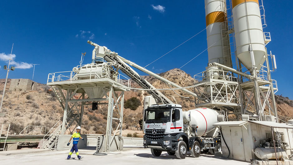 Being one's own driver. A new Arocs concrete mixer loads up at one of the 22 concrete factories from Eiffage Infraestructuras – in the future, their own vehicles should carry out all the company's transport applications.