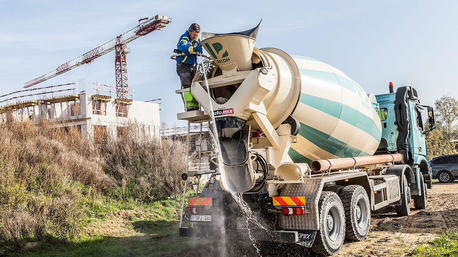Dobře zamícháno. Speciální betony patří k základnímu podnikání firmy Van Pelt Bouwmaterialen – s vozidlem Arocs 3240 B jako ideálním obsazením.
