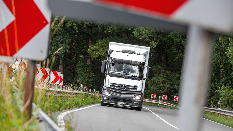 Zonder omhaal gaan de Actros trucks van het familiebedrijf uit het Münsterland op pad naar grote bouwmarkten, niet alleen in heel Duitsland, maar ook in Zwitserland.