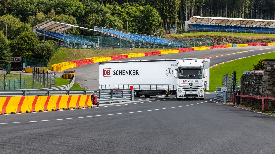 Dobbeltbemanding. Når Actros-lastbilerne er læsset, starter de med to chauffører direkte fra pitten mod Monza.