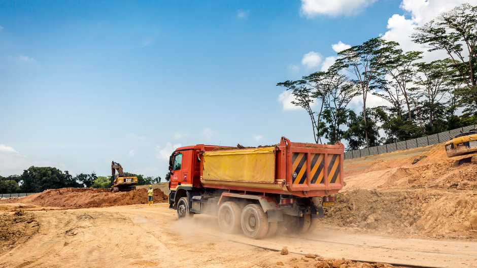 O sarcină mamut. În centrul orașului Singapore, Huationg Global Limited excavează dealuri întregi. În cadrul fiecărui proiect de construcții, camioanele Actros ale companiei deplasează în medie până la un milion de metri cubi de pământ. 