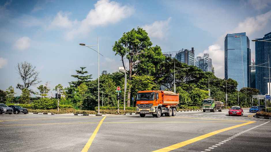 Novas estradas. A via rápida Marina Coastal Expressway (MCE), construída pela Huationg Global Limited, liga a baixa de Singapura aos bairros mais recentes Marina South e East.