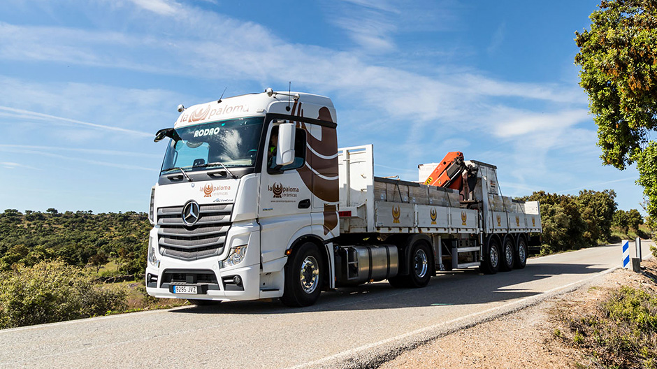 Ex-works to the customer. Within a radius of 150 kilometres from the factories, a fleet of Actros 1848 models transports the products.
