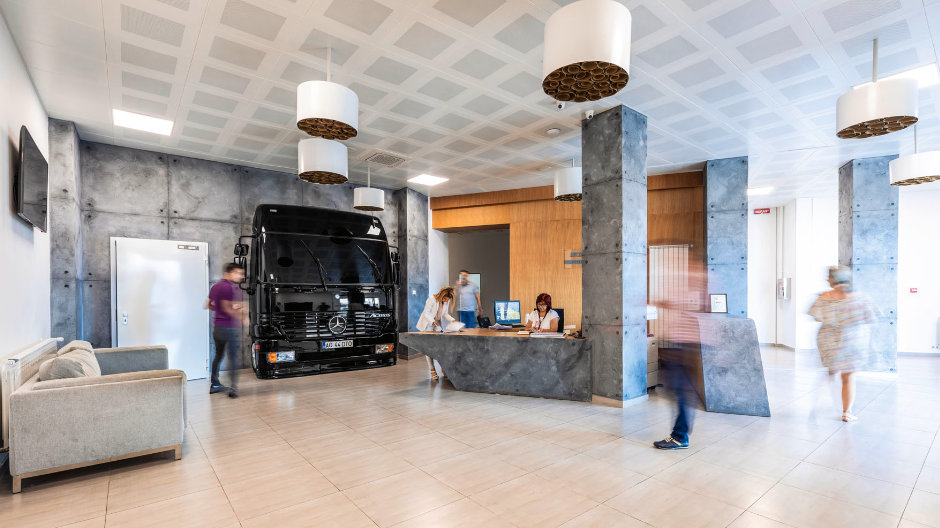 The first Actros. In the foyer of the company's HQ in Pitești: "We always want to be reminded of where it all started," says Raluca Dolofan about the decoration in the entrance area.
